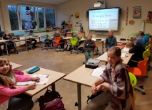 Klasse 4 der Grundschule Beesten freut sich über neues Mobiliar