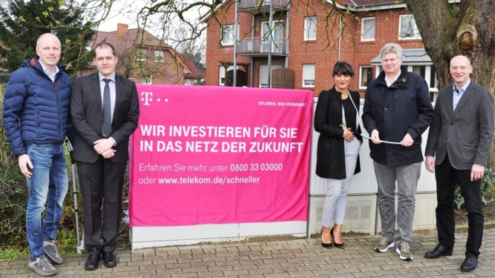 Am Goldbaumweg steht bereits ein vor wenigen Wochen installiertes Multifunktionsgehäuse als Netzverteiler. (Von links) Carsten Bäumer, Volker Schobelt, Figen Öz, Klaus Prekel und Godehard Ritz. Foto: Felix Reis