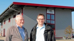 Ferdinand und und sein Sohn Thomas Dreising haben 1995 in Messingen das Ingenieurbüro für Fassadentechnik Iff-Dreising gegründet. Mittlerweile arbeiten dort zehn Personen – unter anderem Thomas Dreisings Tochter Corinna. Foto: Carsten van Bevern