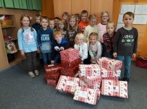 Kinder schicken Weihnachtspäckchen