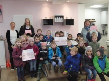 Spende für Thuiner Grundschul- und Kindergartenkinder
