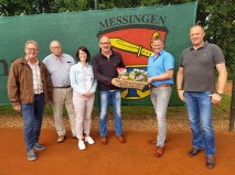 Neues Banner für Messinger Tennisplatz