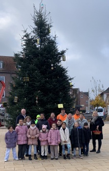 Hortkinder schmücken den Weihnachtsbaum vor dem Rathaus
